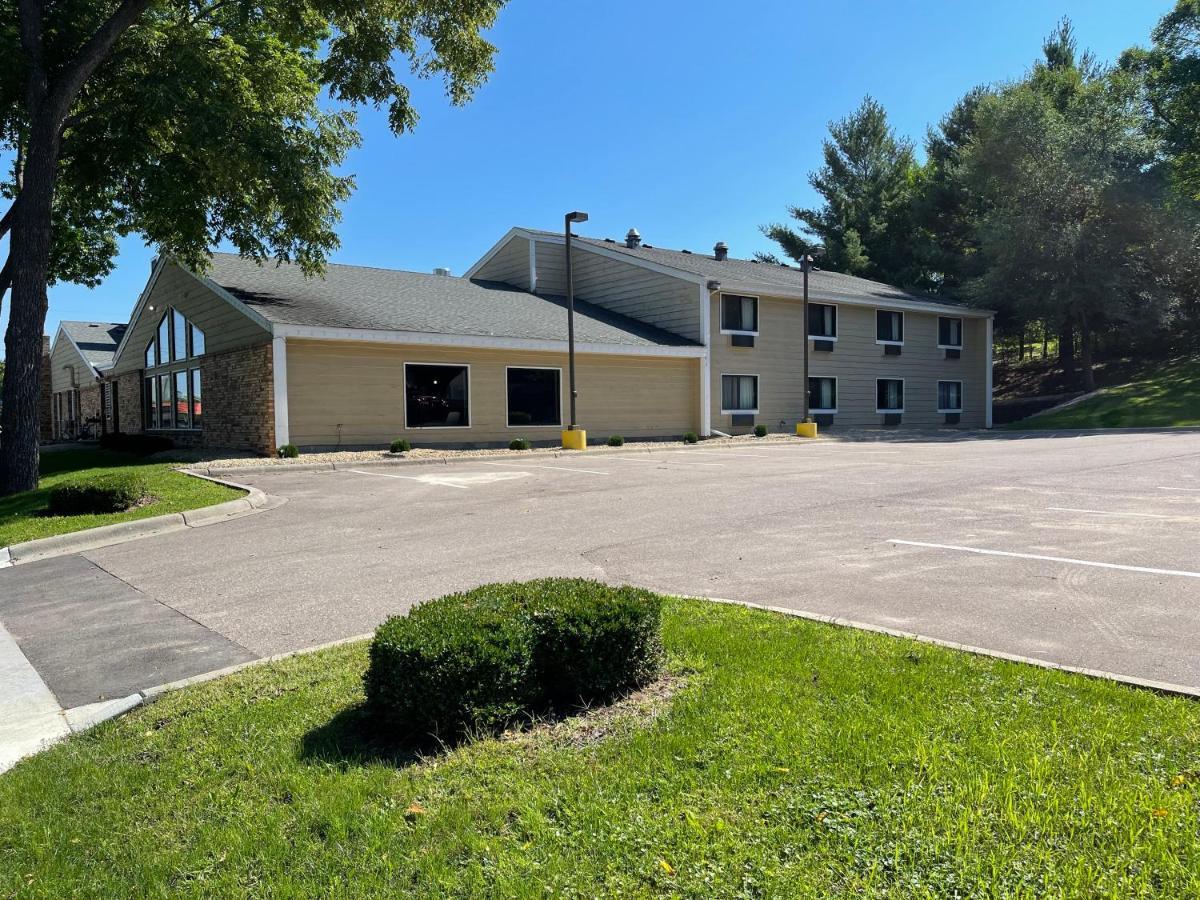 Hastings Nichols Inn & Suites מראה חיצוני תמונה